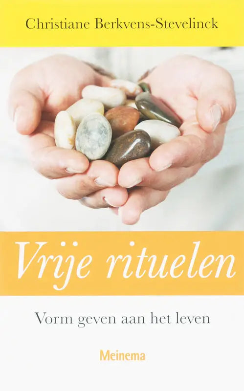 Een paar handen die gladde, ronde stenen in witte, bruine en grijze tinten vasthouden bij vrije rituelen vbk media christelijk leven