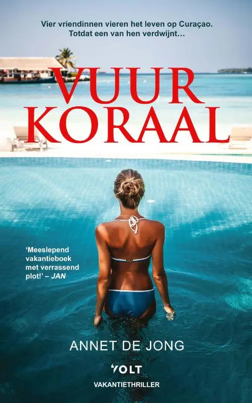 Vrouw in blauwe bikini met witte string top staat rugzijde zichtbaar in helder turkoois zwembad vuurkoraal product