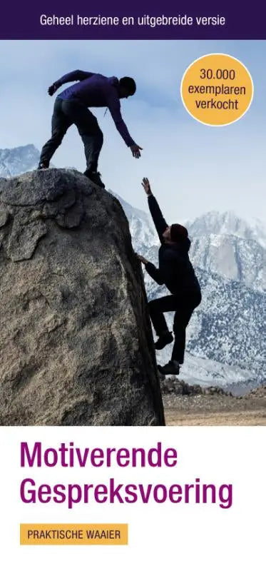 Het boek waaier motiverende gespreksvoering toont een motiverende scène met twee personen op rotsachtig terrein en besneeuwde bergen