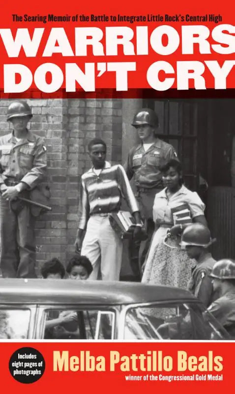 De boekomslag van warriors don’t cry van melba pattillo beals heeft een rode achtergrond met zwarte en witte foto’s van studenten en soldaten