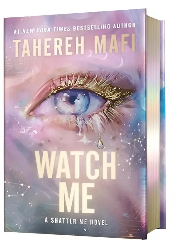 Paperbackboek watch me van tahereh mafi met gouden glitteroog en traumtranen op een kosmische roze blauwe cover van the new republic deluxe editie