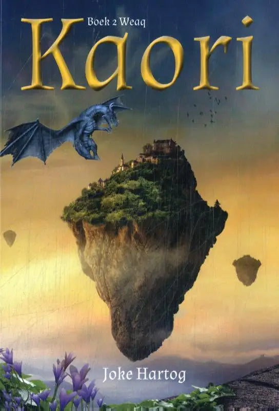 De cover van het boek kaori door joke hartog uitgeverij macc toont een eiland met groen en een vliegende blauwe draak