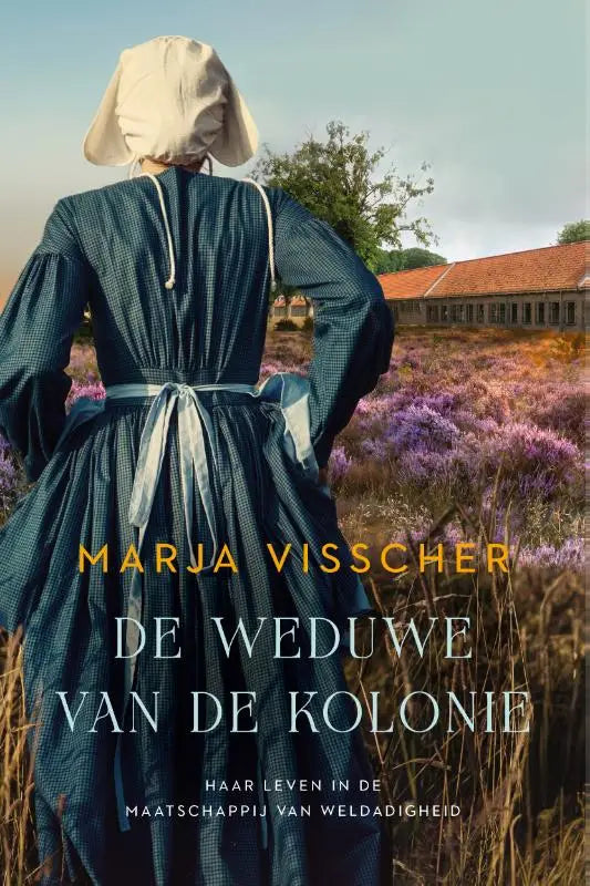 Vrouw in een donkerblauwe geruite jurk met opgeblazen mouwen en witte kap gezien vanaf de achterkant in de weduwe van de kolonie