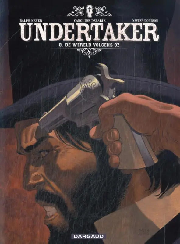 Zilveren revolver met sierlijke gravures in hand tegen donkere achtergrond voor de wereld volgens oz van xavier dorison dargaud benelux
