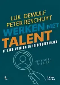 De boekcover van werken met talent toont zwarte tekst op witte achtergrond met een vergrootglas, auteurs luk dewulf en peter beschuyt