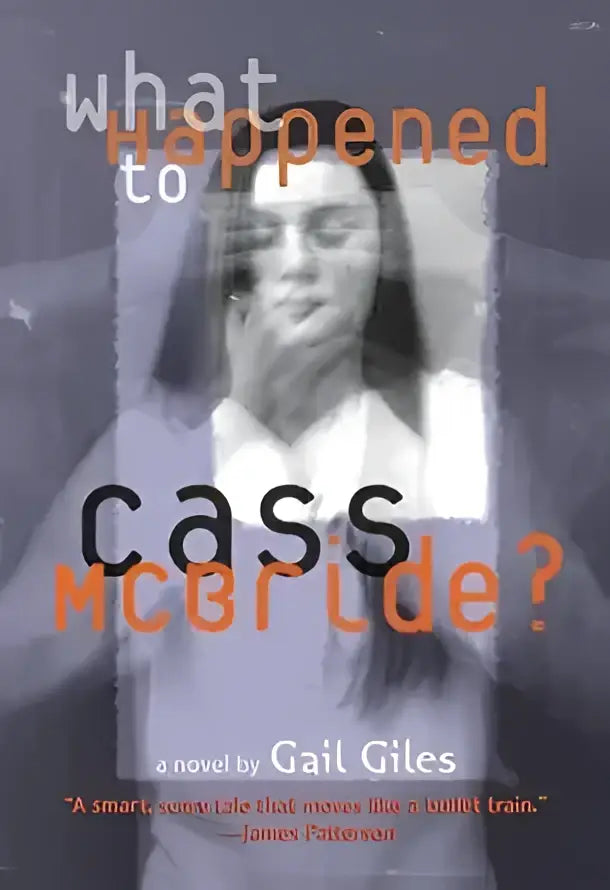 De boekcover van what happened to cass mcbride door gail giles toont een grijstintenfoto van een vrouw met bril en wit shirt