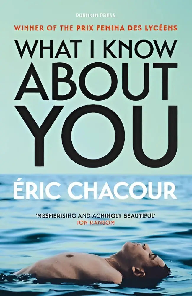 De boekcover van what i know about you door éric chacour toont een man drijvend in lichtblauw water met zwarte tekst