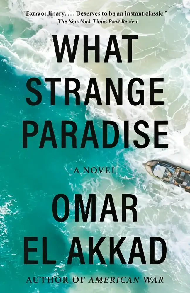 De roman what strange paradise toont een boekomslag met de titel in zwarte letters op een turquoise oceaanachtergrond en een deels gezonken boot