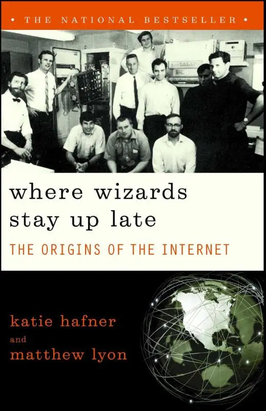 Zwarte-witfoto van een groep mannen in kantooroutfit op de omslag van de boek waar wizards stay up late over de oorsprong van het internet