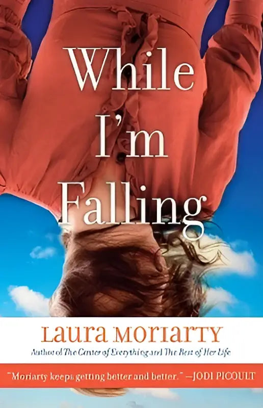 De boekcover van while i’m falling door laura moriarty toont een omgekeerde persoon in oranje kleding tegen blauwe lucht