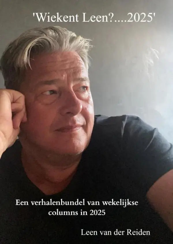 Man met grijs haar en zwart t-shirt op cover van wiekent leen wekelijkse columns verhalenbundel 2025