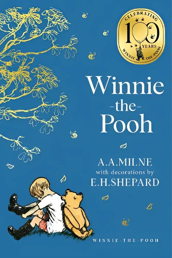 Blue boekomslag met winnie-the-pooh en een kind met goudfolie illustraties ter viering van classics 100th anniversary