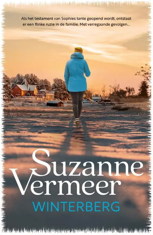 Een vrouw loopt weg in een felblauwe winterberg winterjas met gele hoed over een besneeuwd landschap bij zonsondergang