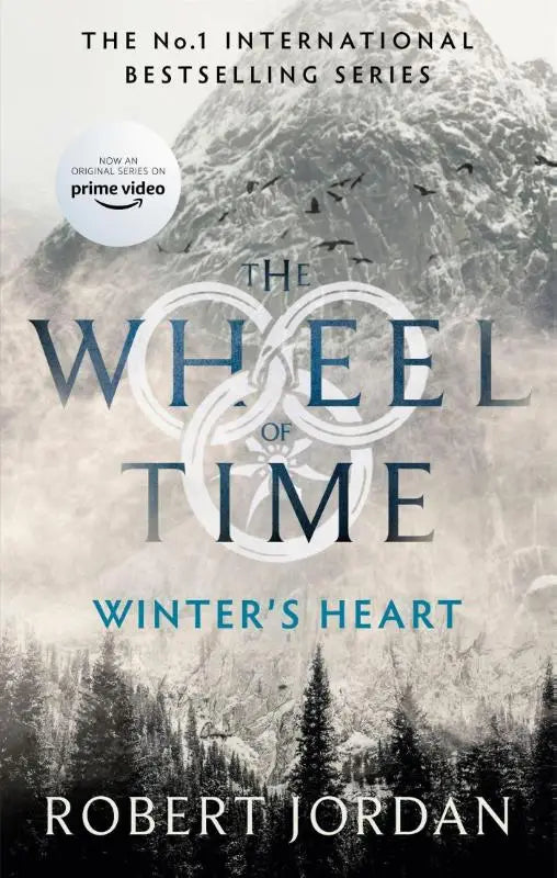 Winter’s Heart boek 9 van The Wheel of Time met grijze hardcover en sneeuwbergen nu een majeure tv-serie