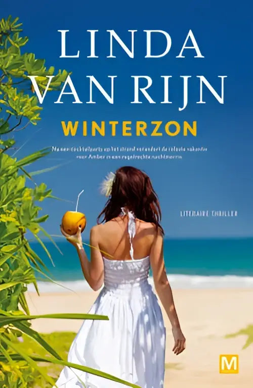 Een vrouw in een witte strapless jurk houdt een kokosnoot vast op een strand met winterzon sfeer