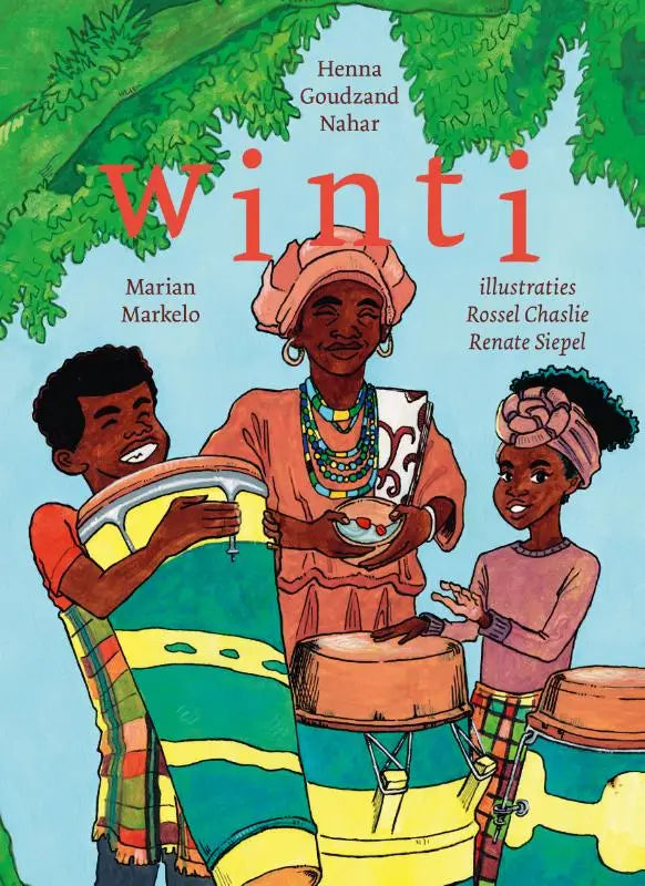 De kinderboekcover van winti toont drie personages die traditionele trommels bespelen onder groen gebladerte voor jonge lezers