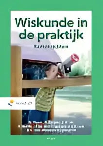 De boekcover van wiskunde in de praktijk toont kinderen die aan rekenen werken op een groene achtergrond door anita lek