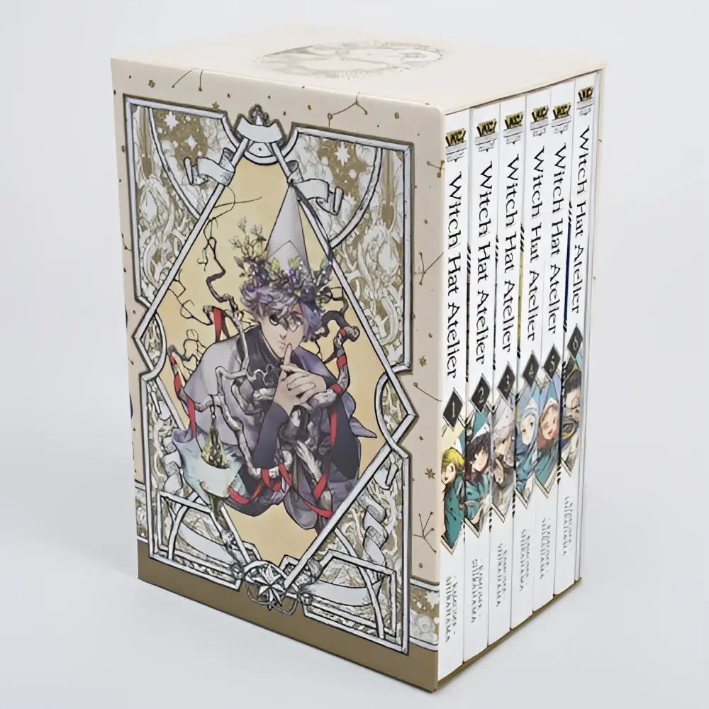 De witch hat atelier manga box set 1 heeft een crèmekleurige omslag met art nouveau zwarte en gouden illustraties