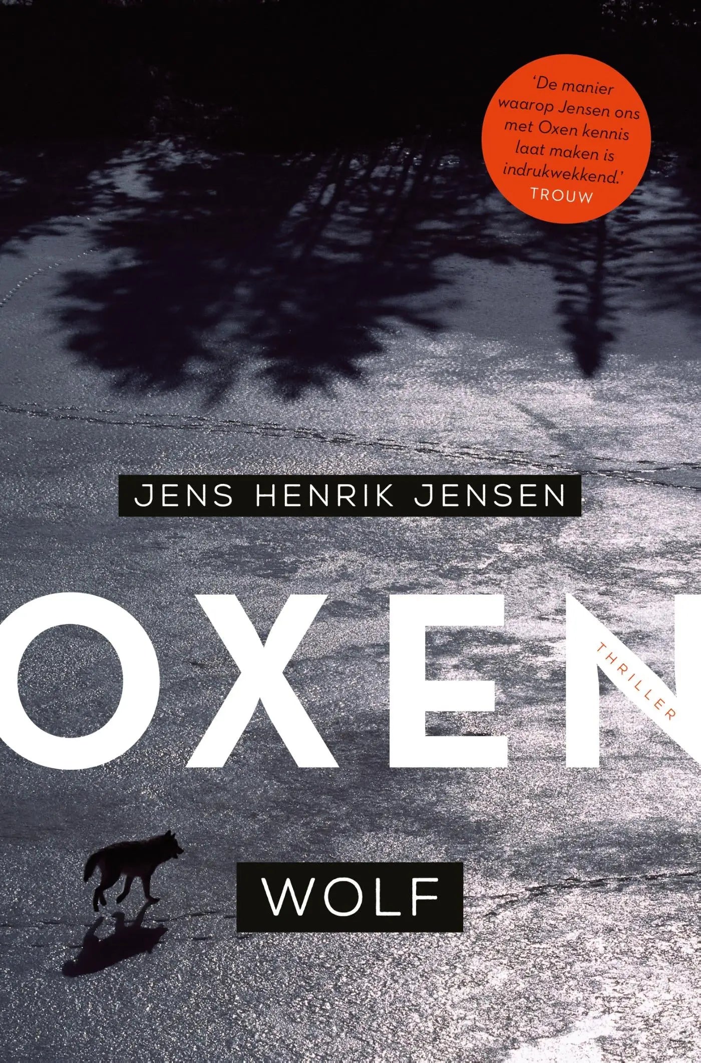 De boekcover van wolf toont de titel oxen wolf door jens henrik jensen met een zwarte wolvensilhouet op natte stoep