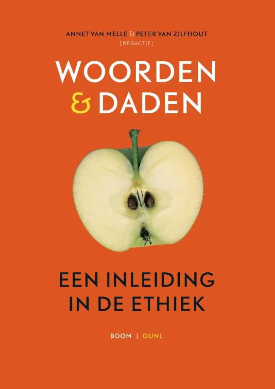 Een gesneden appel met bleke gele vruchtvlees en donkere zaden op oranje achtergrond voor woorden & daden koninklijke boom uitgevers