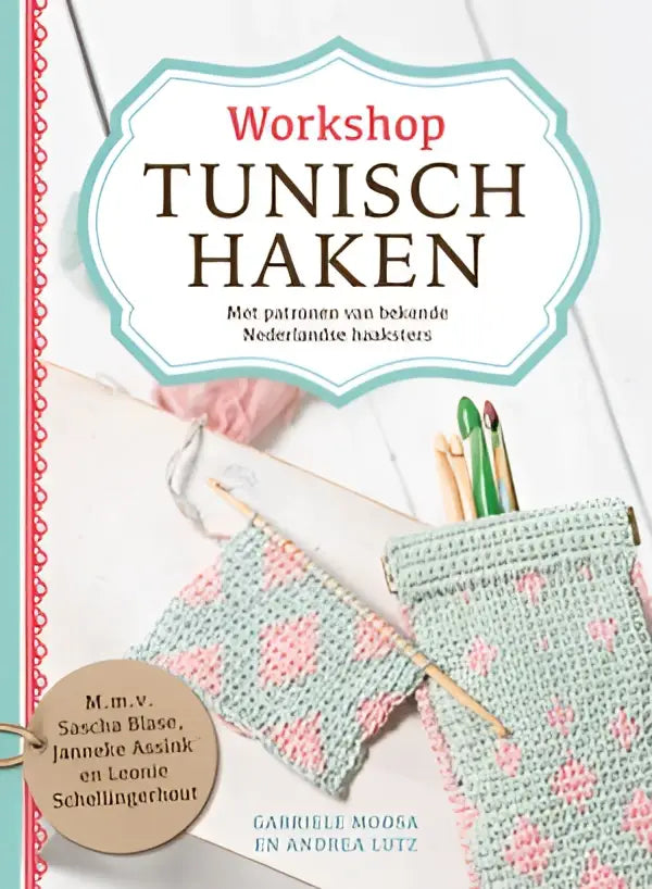 De boekcover toont een lichtgroene en roze gebreide pouch met bloemmotieven en de titel workshop tunisch haken van nederlandse haaksters