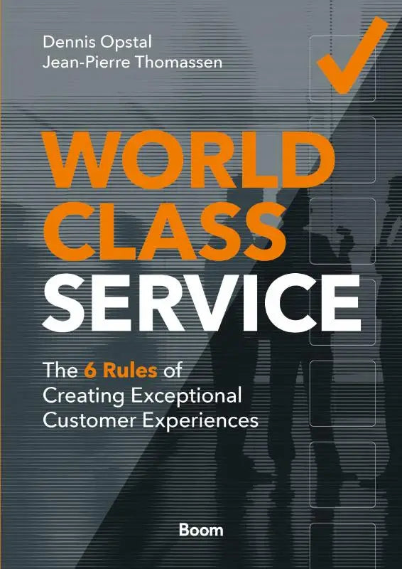De boekcover van world class service toont oranje en witte tekst op een donkergrijze achtergrond met silhouetten over creating exceptional customer experiences