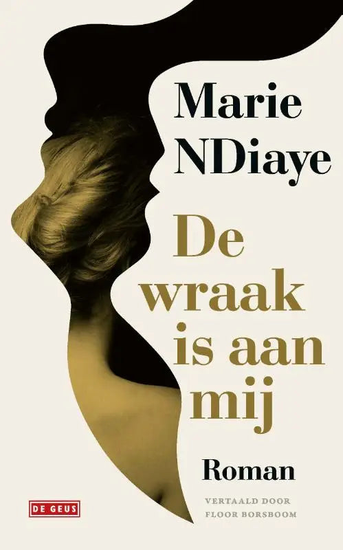 Boekcover van de wraak is aan mij toont stijlvolle zwarte en gouden vrouwenprofiel met titel en auteur marie ndiaye
