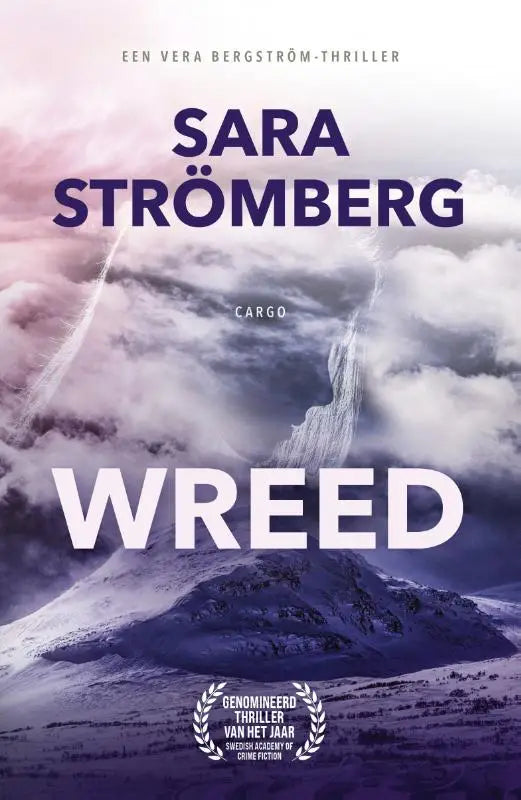 De boekomslag van wreed door sara strömberg toont een dramatisch berglandschap onder paarse stormwolken