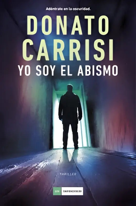 De boekcover van soy el abismo toont een donkere silhouet van een man in een verlichte deur met paarse en blauwe verlichting