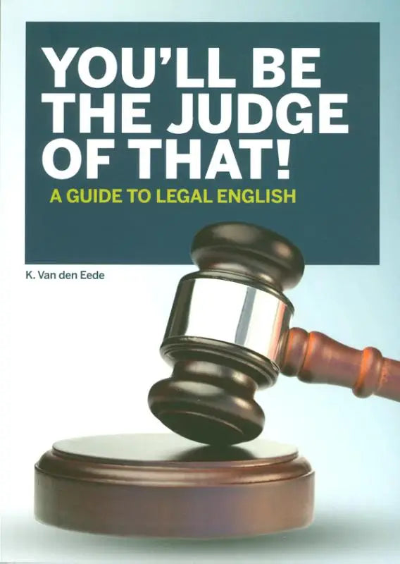 Een gepolijste houten hamer met zilveren metalen band op een houten standaard voor de judge in legal english guide