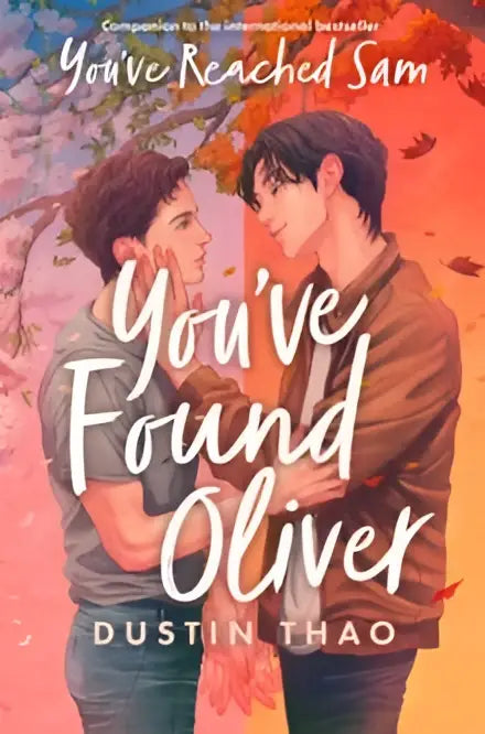 De boekcover van you’ve found oliver door dustin thao toont twee mannen omarmd tegen een warme achtergrond met sam’s number