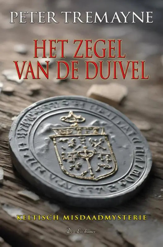 Een metalen circulair zegel met een goudkleurig reliëf van schild en kroon op een donkere achtergrond voor het keltisch misdaadmysterie peter tremayne zuster fidelma het zegel van de duivel