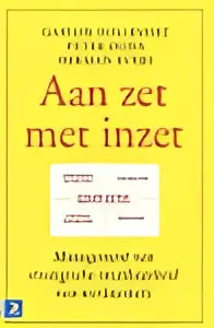 Boekcover van aan zet met inzet door gideon hollander met zwarte tekst op witte achtergrond gaston dollevoet herman evers peter dona