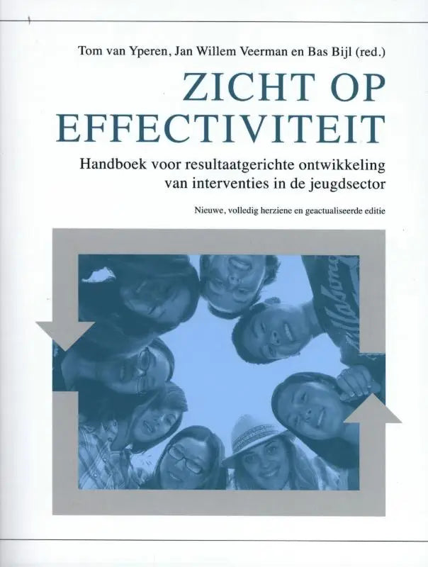 De boekcover van zicht op effectiviteit toont de titel in donkergroene letters boven een foto van lachende jongeren