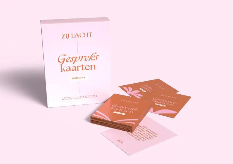 Zij lacht gesprekskaarten met roze en oranje kaarten in een minimalistische doos voor betekenisvolle gesprekken