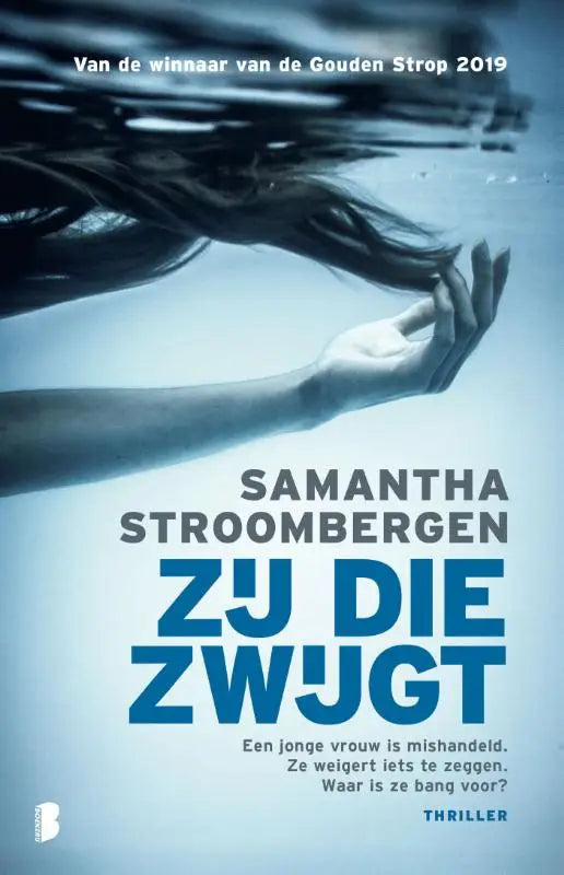 Boekcover van zij die zwijgt toont een jonge vrouw met donkere haar en een bleek hand die onder water omhoog reikt