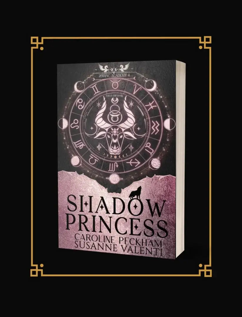 De boek zodiac academy 4 shadow princess gold edition door caroline peckham heeft een donkere mystieke omslag met een wit astrologisch wiel