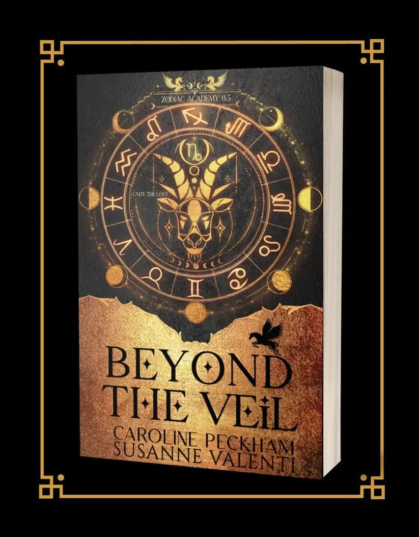 Donkere boekomslag met gouden geitenkop in astrologische dierenriem voor beyond the veil door caroline peckham en susanne valenti
