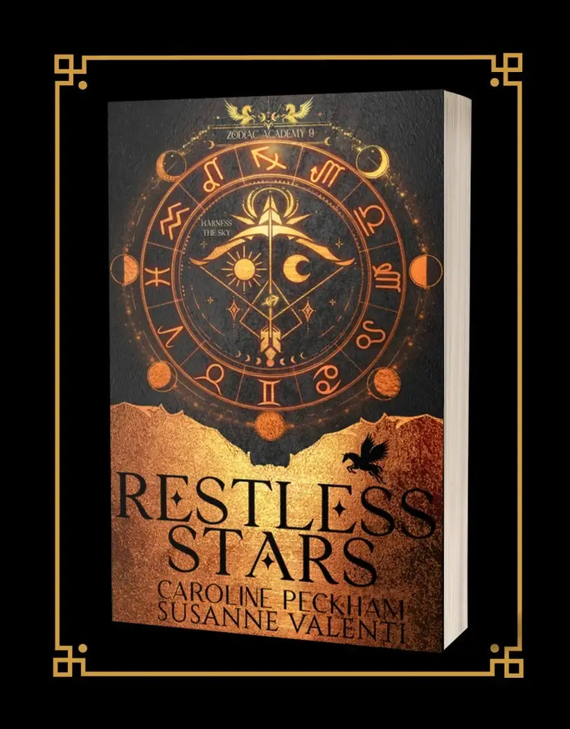 Donkere omslag van restless stars door caroline peckham met gouden zodiac academy wiel en hemel symbolen