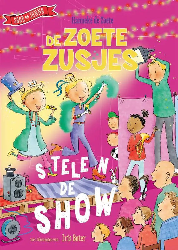 Vibrant roze kinderboek cover met cartoonfiguren in kleurrijke kostuums op een podium in De Zoete Zusjes stelen de show