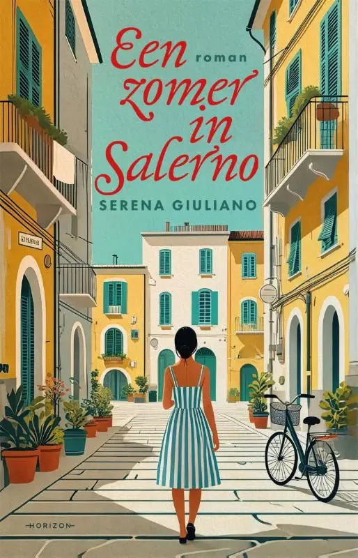 Een vrouw in een blauw-wit gestreepte zomerse jurk loopt over een zonovergoten straat in salerno