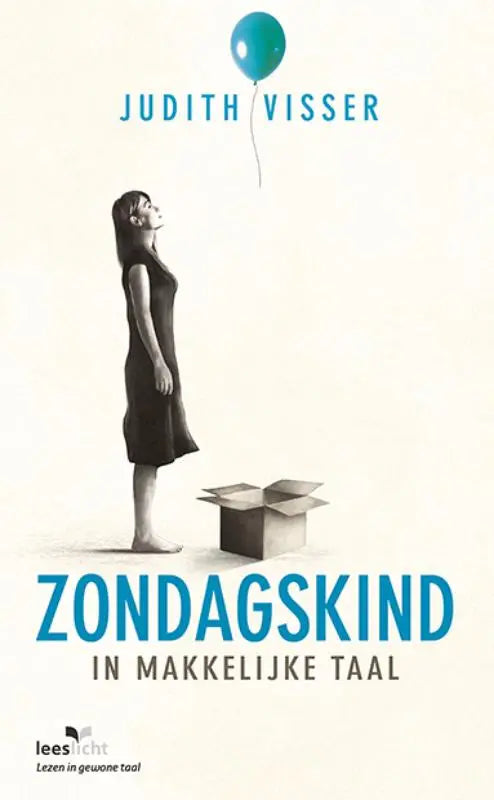 Een vrouw in een zwarte jurk staat naast een open kartonnen doos met een teal ballon erboven in zondagskind product
