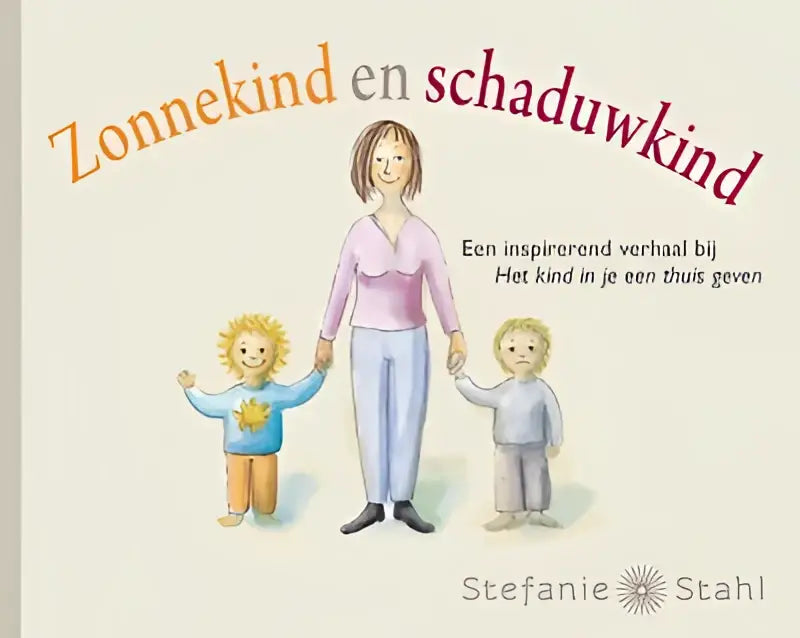 De boekcover van zonnekind en schaduwkind toont een inspirerend verhaal met een vrouw en twee kinderen in zachte aquarelstijl