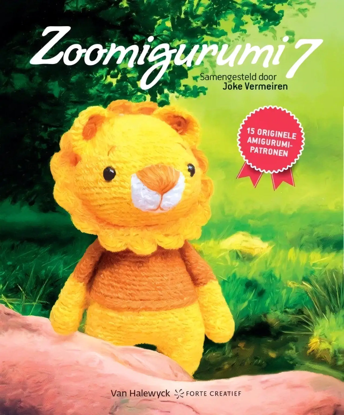 Een vrolijke gele gehaakte lion amigurumi met een pluizige manen, oranje neus en witte snuit van joke vermeiren originele amigurumipatronen zoomigurumi 7