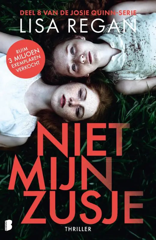 Boekcover van niet mijn zusje met rode titel en twee jonge vrouwen in witte shirts liggend op gras