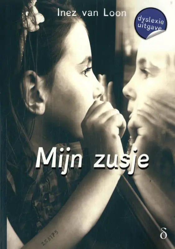 Zwart-witte boekcover van mijn zusje met een meisje dat haar reflectie in glas bekijkt door inez van loon