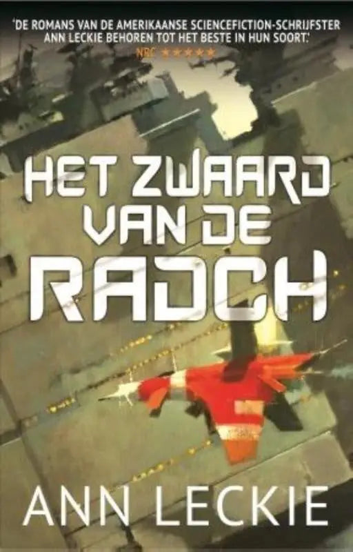 Cover van het science fiction boek het zwaard van de radch door ann leckie met een rood-witte jachtvliegtuig en industrieel decor uitgegeven door luitingh sijthoff fantasy