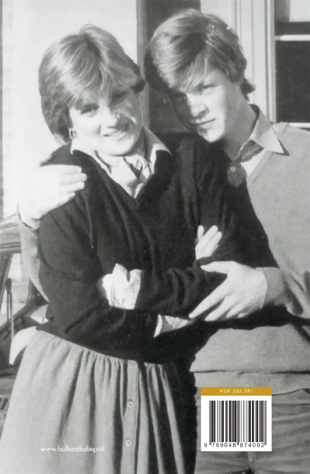 Zwanenzang productfoto met zwart-witfoto van twee mensen die omhelzen, vrouw in donkere cardigan en rok