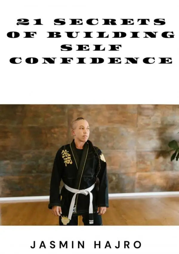 Zwarte martial arts gi met gouden borduurwerk en witte band met naam jasmin hajro voor building self confidence