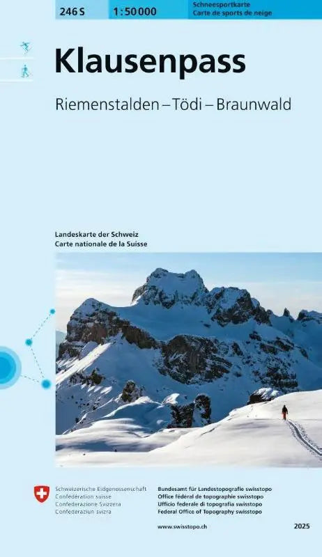 Sneeuw bedekt de bergen met ruige toppen en een eenzame skiër op de 246s klausenpass schneesportkarte kaart